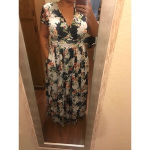 GORGEOUS FLORAL MAXI DRESS!!! WITH POCKETS!!
